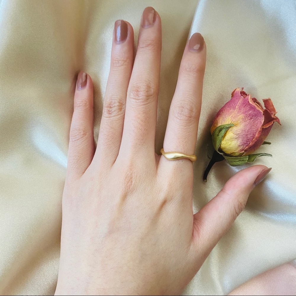 Matte Finished Golden Elegant Rings - Picture 4 of 9